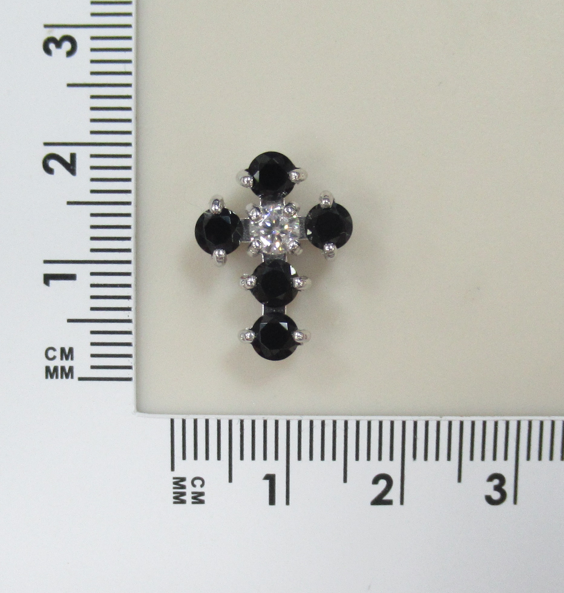 Серебряная подвеска-крест с муассанитом и черными турмалинами